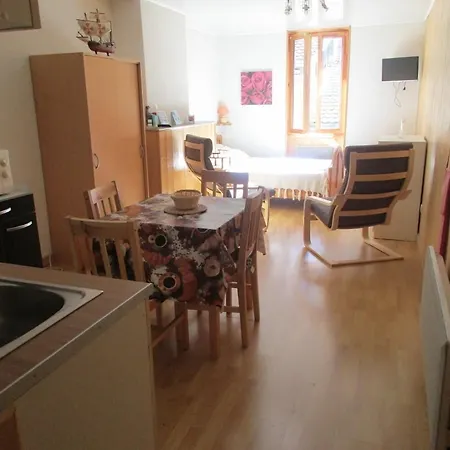 Apartment Au P'tit Grillon *